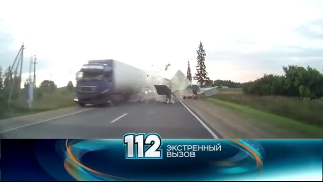 2 cyclistes échappent à la mort - Accident de camion impressionnant