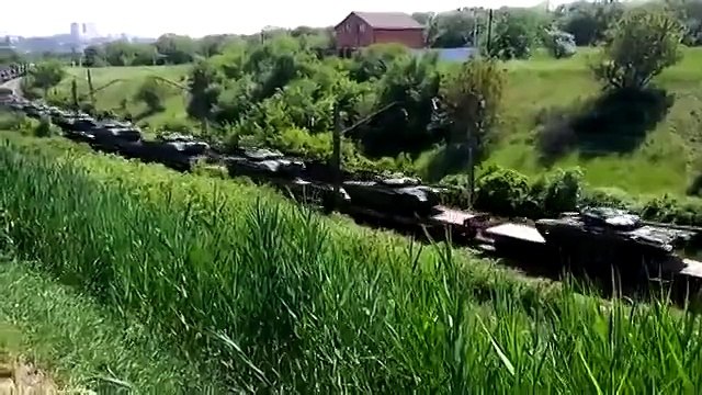Киев перебрасывает тяжелую военную технику на Донбасс.