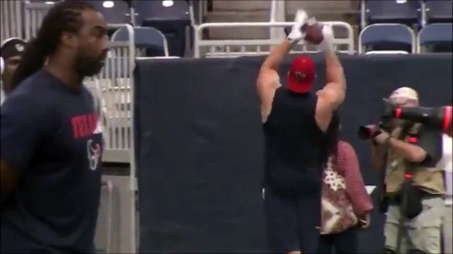 Le joueur de NFL J.J. Watts s'amuse avec un fan dans le stade