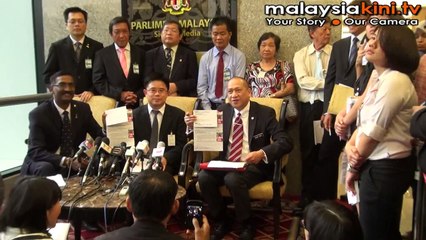Nazri Aziz signs Batang Kali petition