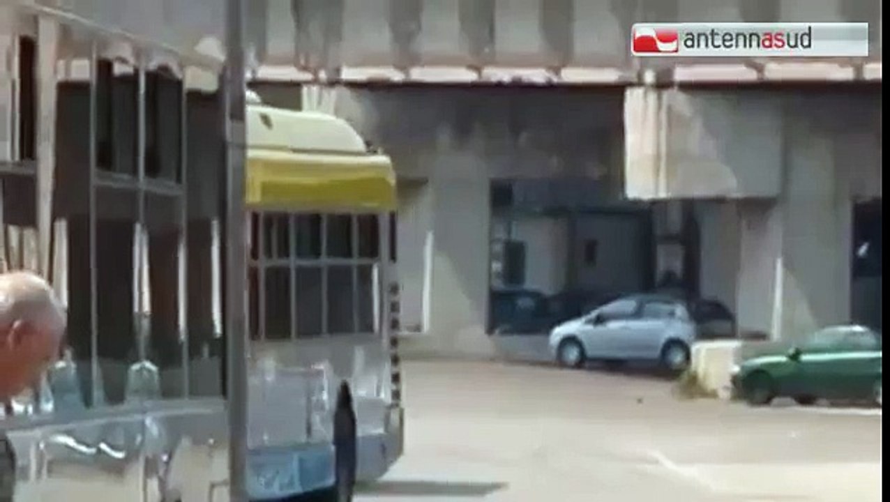 TGSRVago 17 taranto altro lancio sassi contro bus