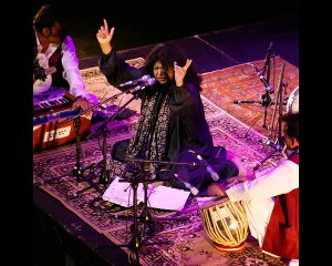 Ek Nukte Wich Gal Mukdi E — Abida Parveen