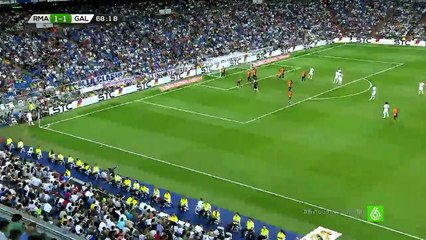 Télécharger la video: فيديو | جماهير سانتياغو بيرنابيو تُحيي شنايدر (لاعب ريال مدريد السابق) بعد خروجه من الملعب.