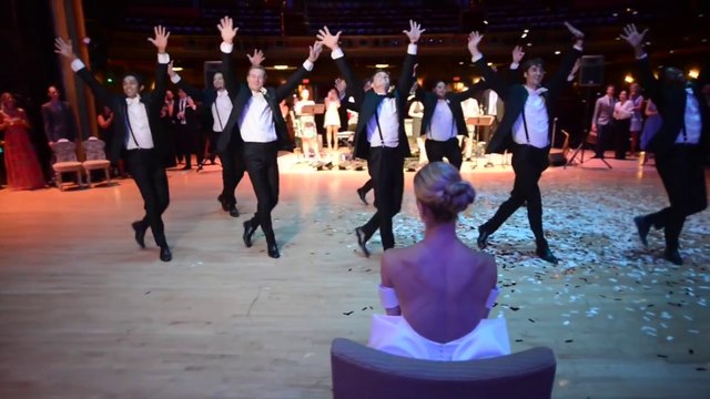 Chorégraphie surprise pendant le réception d'un mariage