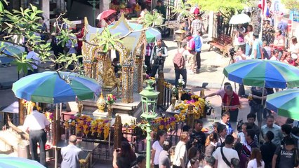 Bangkok bomb shrine reopens as police hunt suspect