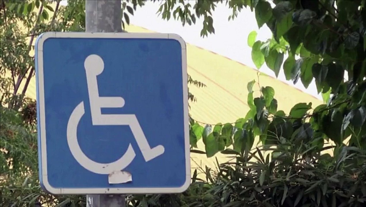 Espagne: 800 € d’amende pour une photo de policiers garés sur une place handicapée