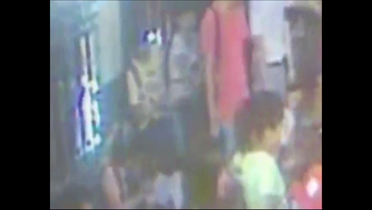 Les images du suspect de l'attentat de Bangkok le 17 août, en train de déposer un sac à dos.