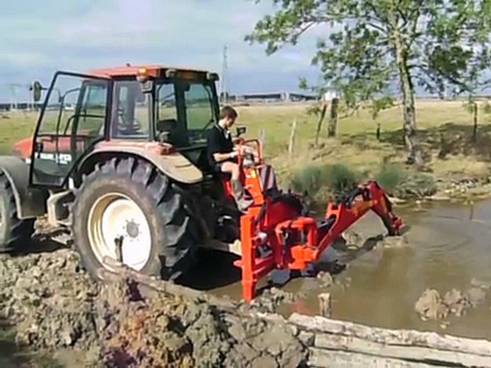 Curage mare avec tracteur New holand et pelle rétro