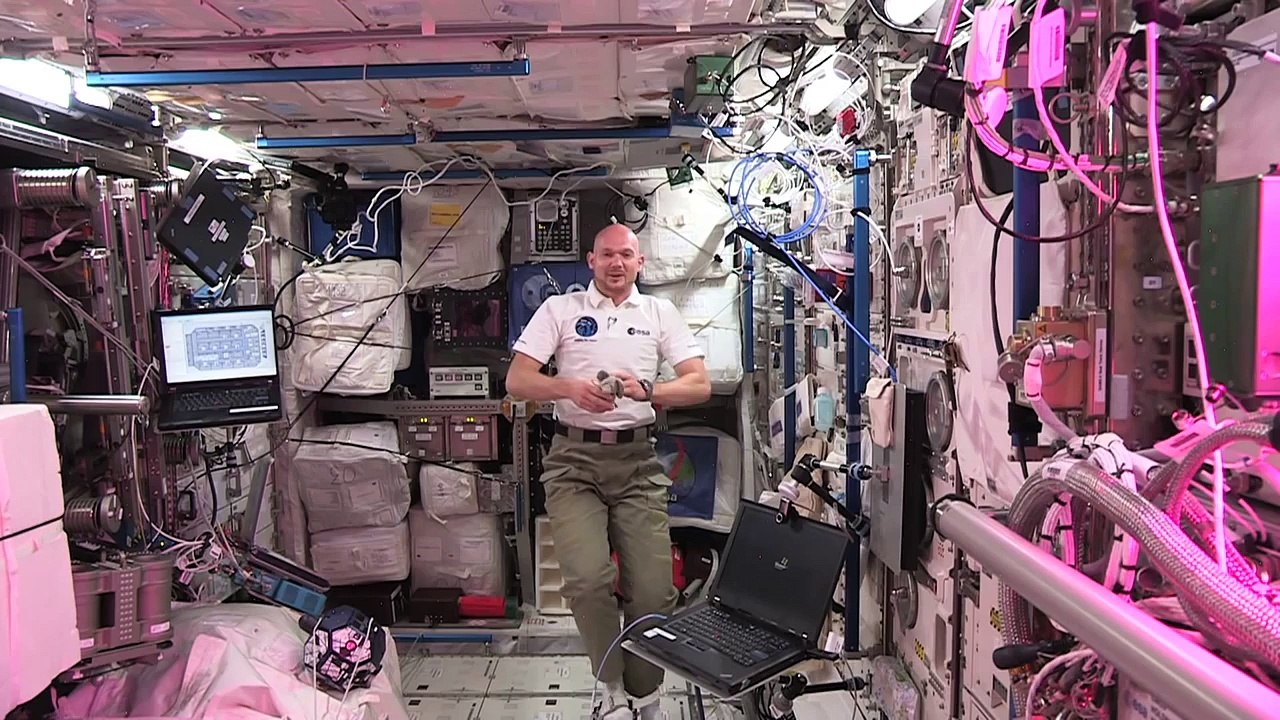 Alexander Gerst announces UNICEF Junior Ambassador Award winner