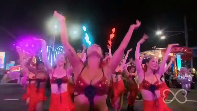 Kissing Hot Girls at Mardi Gras 2015