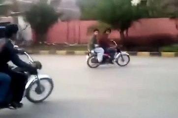 Very-Dangerous-Pakistani-Crazy-Motorbike-Riders-Stunt