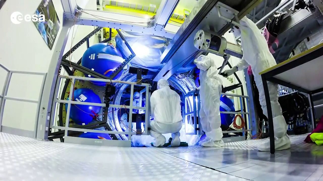 Loading ATV-5 cargo