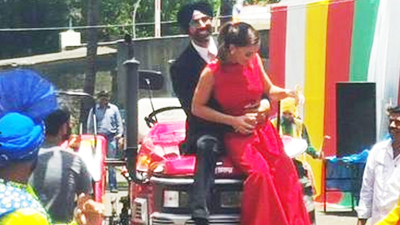 Akshay Kumar & Amy Jackson Arrive On TRACTOR @ Singh Is Bliing Trailer Launch