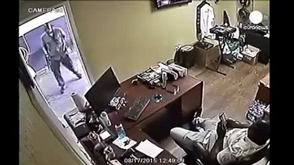 2 cedera dalam pergelutan dengan perompak yang bersenjata api