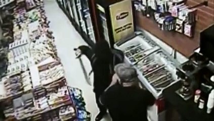 Braquage : Un épicier se défend avec une épée