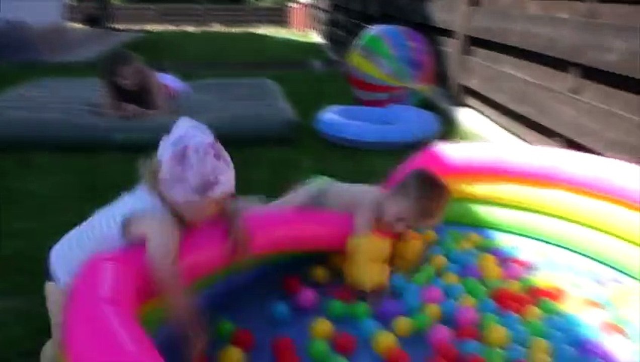 Играем в бассейне с шариками, выходные на даче Happy time kids