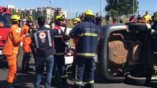Veja imagens do capotamento que deixou uma mulher ferida em Brasília