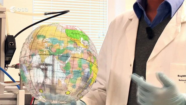 André Kuipers demonstrates the dependence on gravity for convective flow