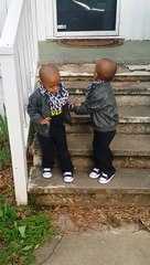 Des frères jumeaux descendent un escalier