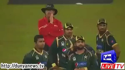 دیکھیں بریک کے دوران آفریدی شہزاد کے ساتھ کیا کر رہے ہیں