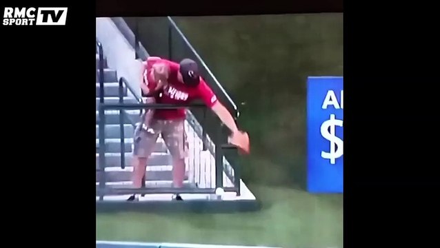Un fan manque de faire tomber sa fille pour récupérer une balle de baseball