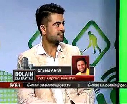 Shahid Afridi Embarrassed Ahmed Shahzad In A Live Show - MUST WATCH