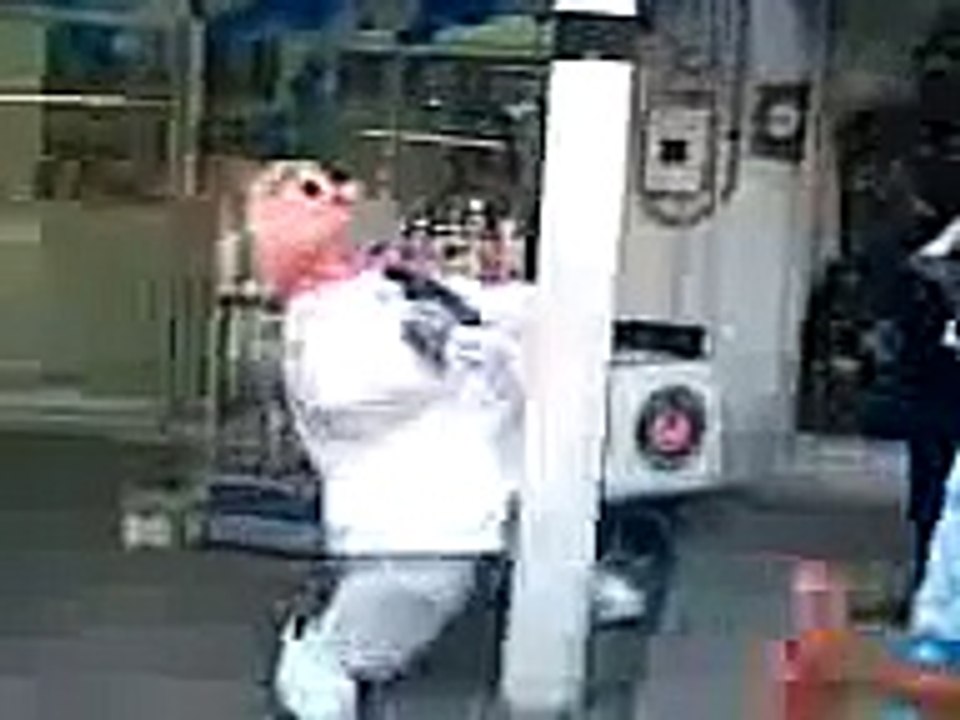 Dr. simi bailando reggaeton