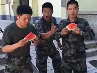 how to eat watermelon. . hahaha. . very funny video