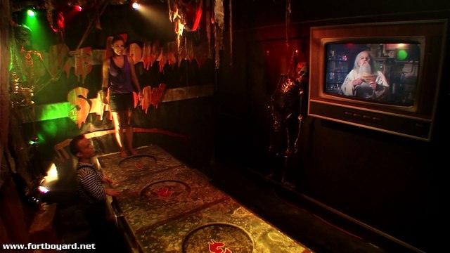 Fort Boyard 2015 : extrait de Denitsa Ikonomova dans le Père Fouras Show (Plateau 215) (émission du 21 août 2015)