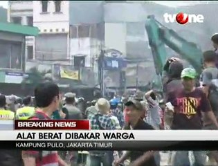 Warga Kampung Pulo Bakar Alat Berat