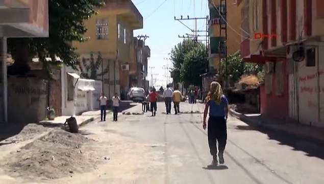 Polisler Türk bayrağını tekbirlerle göndere çekti