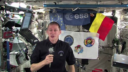 What do you see when you look out from your window on the ISS? (Flemish)