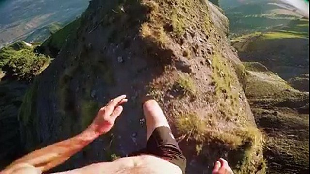 Un homme fait son jogging du soir sur la crête d'une montagne