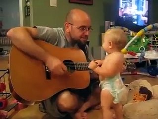 Quand Papa joue de la gratte, bébé a le rock dans le corps