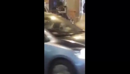 جندي مرور يجمع ارقام السيارات بشكل عشوائي لتسجيل مخالفات حزام الامان