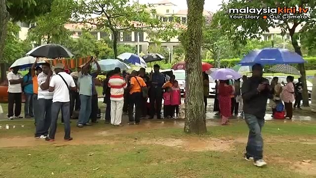 Ex-estate workers occupy PM's Office