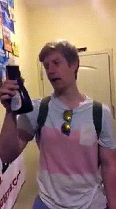 Bourré il boit une bouteille de sirop d'érable en 40 secondes