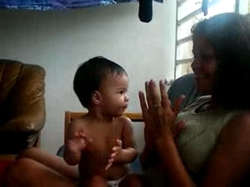 jolie bébé fait"bravo"