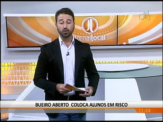 BUEIRO ABERTO COLOCA ALUNOS EM RISCO