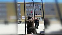 Polisler Türk bayrağını tekbirlerle göndere çekti