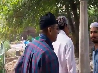 Shahrukh Khan at His Mother's Grave