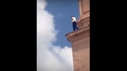 En video: Adolescente se lanza desde campanario de una catedral y sobrevive