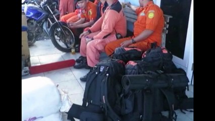 Hallan 54 cuerpos en avión caído en Indonesia