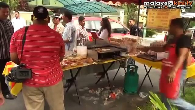 'Protes burger' depan rumah Ambiga
