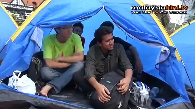 Students defy quit order, staying on at Dataran