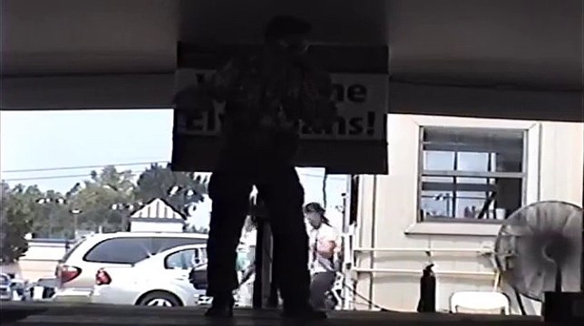 Open mic sings 'Hound Dog' at Elvis Week 2007 (video)