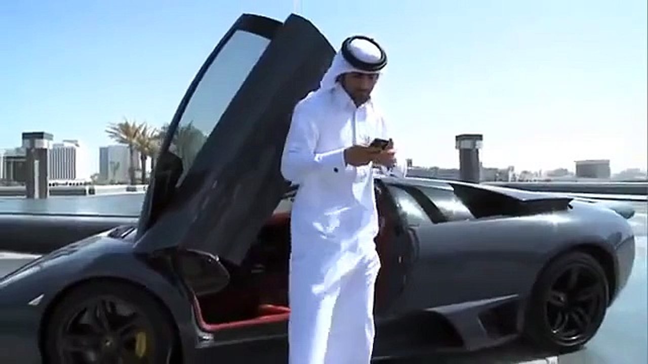 فضيحة خليجي يدخل حمام النساء !!!