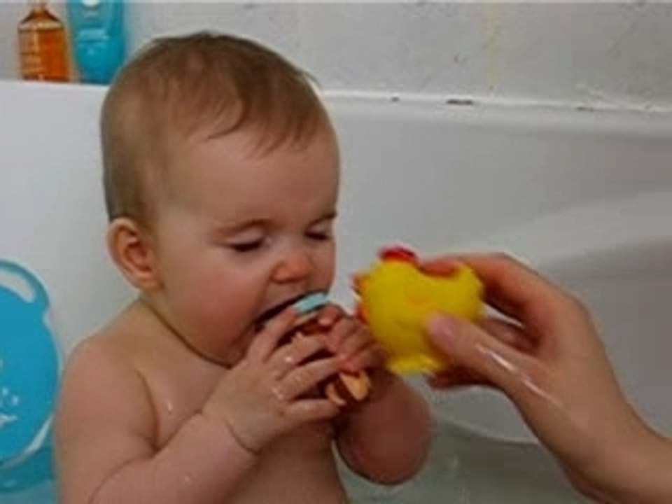 Loulou dans le bain