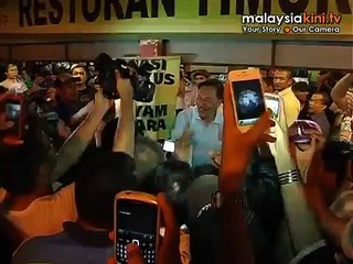 Anwar pulls off surprise walkabout at Teluk Cempedak