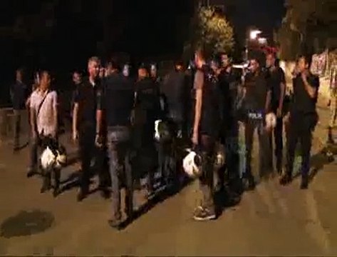 Polise sarılan gence biber gazı